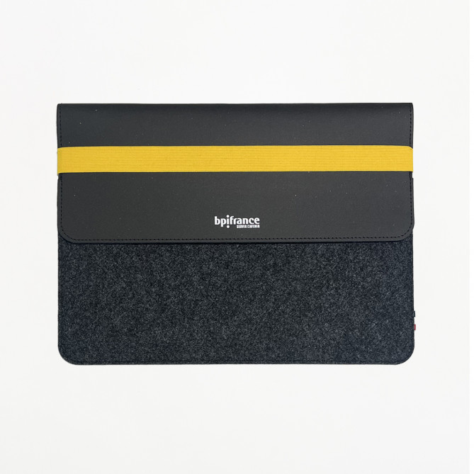 Pochette ordinateur Bpifrance - Vue de face, 14 pouces (36x27 cm), cuir et feutrine recyclés - Big Boutique Bpifrance.