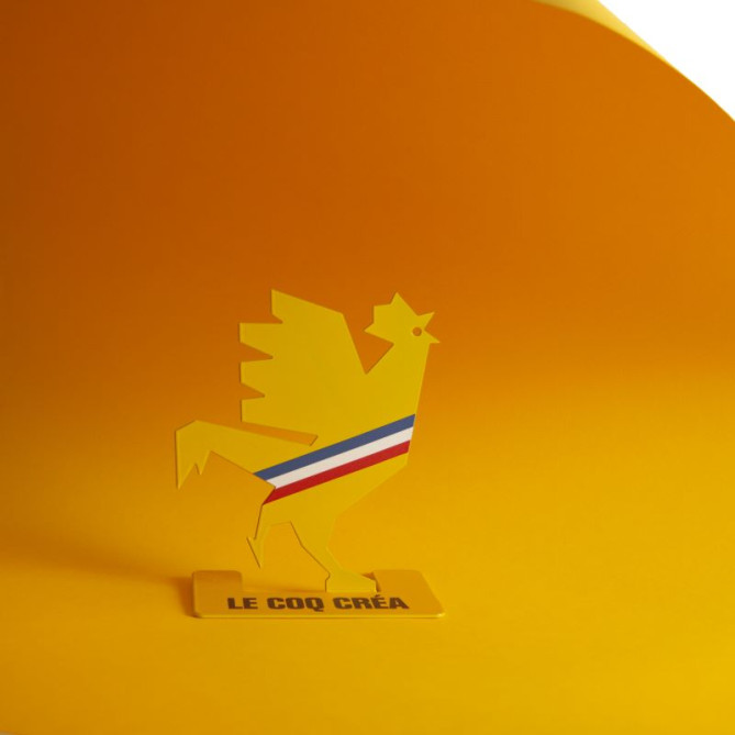 Coq décoratif Le Coq Créa - Vue de face avec fond, acier thermolaqué jaune, écharpe tricolore - Big Boutique Bpifrance.