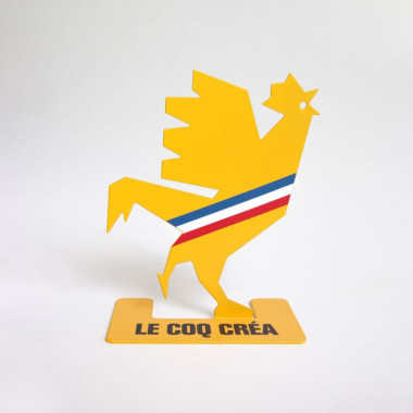 Coq décoratif Le Coq Créa - Vue de face sans fond, acier thermolaqué jaune, écharpe tricolore - Big Boutique Bpifrance.